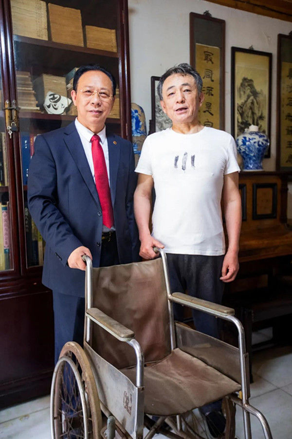 总导演孙铁健（左一）、林散之外孙李亚丁（右一）、林散之草书收藏家王罡（右二）在场 特邀摄影师李守义 摄 图为2015年4月27日