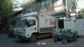 李庆恒练就了一个本事 快件上标的城市、区号、邮编还是航空代码 随便念一个号码 他都能准确无误地进行分拣 有时在马路上看到汽车车牌 他都能下意识反应出相关城市信息 看到小李这个绝活 公司开始派他参加各种技能比赛 备赛期间他每天早起背诵海量数据和派送路线 主动跟着一线快递员学习快递派送技巧 每天下班后还要抽出两小时 练习从数百件物品中挑出航空禁寄物品 功夫不负有心人 2019年“浙江省第三届快递职业技能竞赛”中 李庆恒获得第一名 浙江省人社厅给他颁发了省级“技术能手”的奖状 他因此获评杭州市“D类高层次人才” 获得了百万购房补贴 评上了“高层次人才”后 李庆恒打算在杭州萧山买套房子